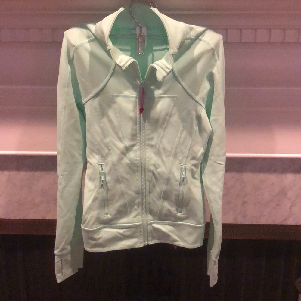 Mint Tight fit bbl affect jacket! 🔷